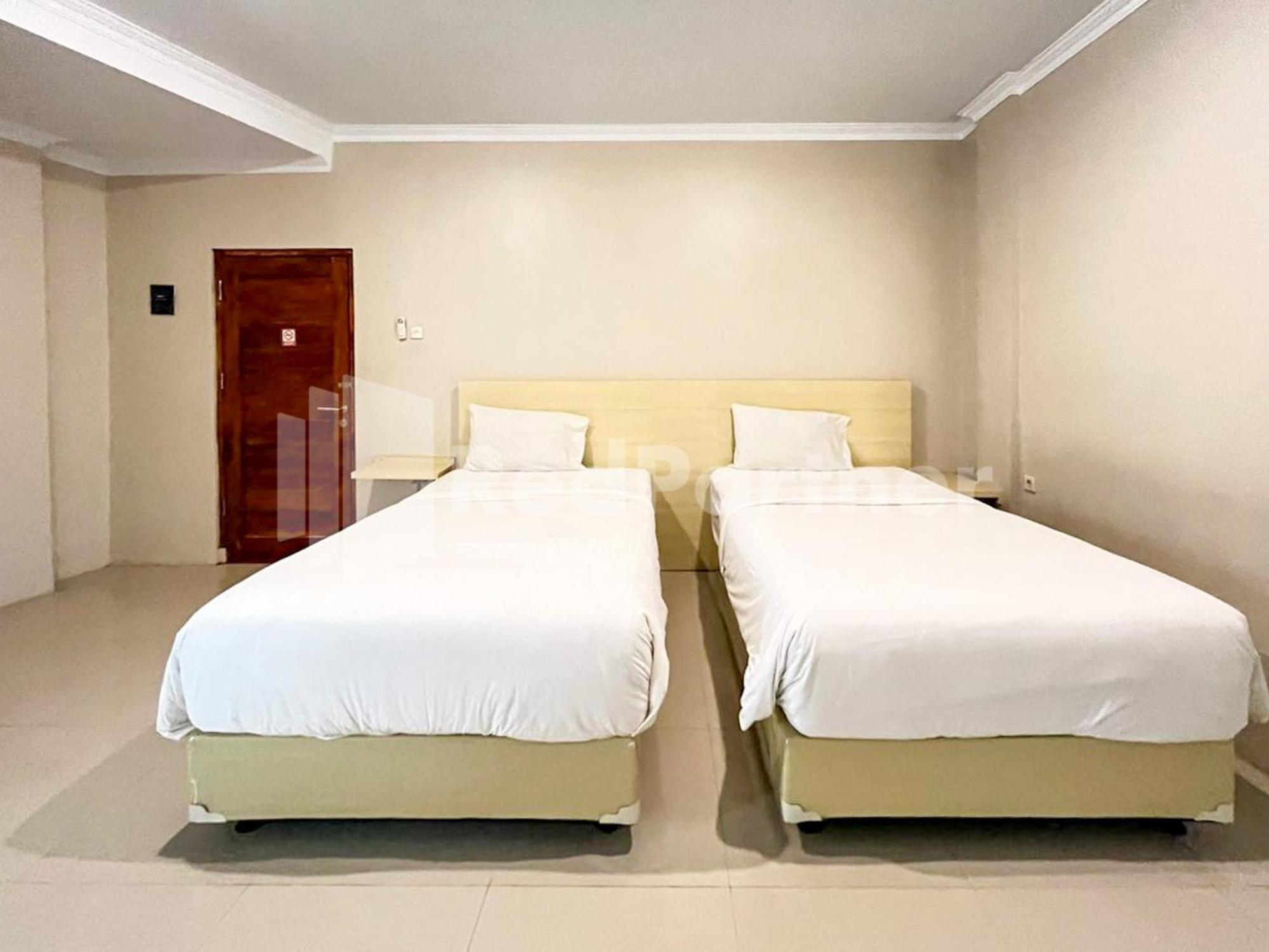 Hotel Andono Near Yia Mitra Reddoorz Temon Екстер'єр фото