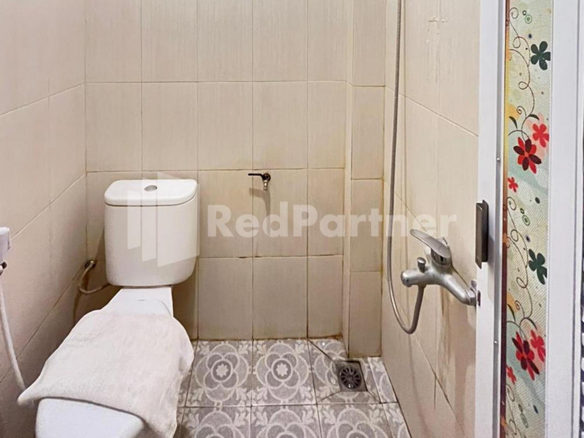 Hotel Andono Near Yia Mitra Reddoorz Temon Екстер'єр фото