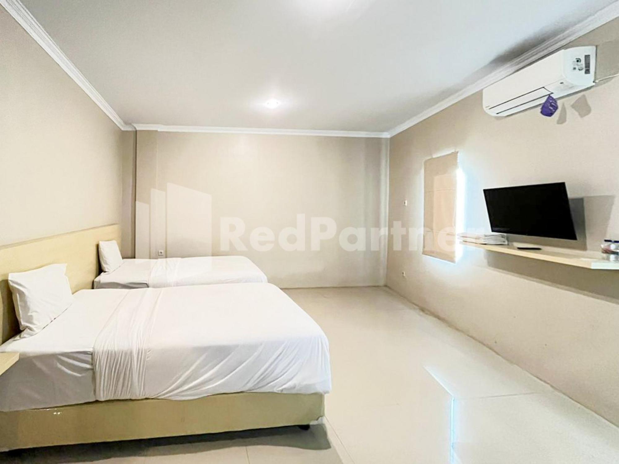 Hotel Andono Near Yia Mitra Reddoorz Temon Екстер'єр фото